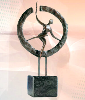 Bronze Skulptur Auf neuem Weg große Ausführung - Hochwertiges Geschenk für neue Geschäftsführer, neuer Chef, neue Chefin, Vorgesetzte sowie innovative Denker im Unternehmen. Gravur von Text und Logo möglich