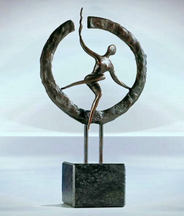 Bronze Skulptur Auf neuem Weg große Ausführung - Hochwertiges Geschenk für neue Geschäftsführer, neuer Chef, neue Chefin, Vorgesetzte sowie innovative Denker im Unternehmen. Gravur von Text und Logo möglich