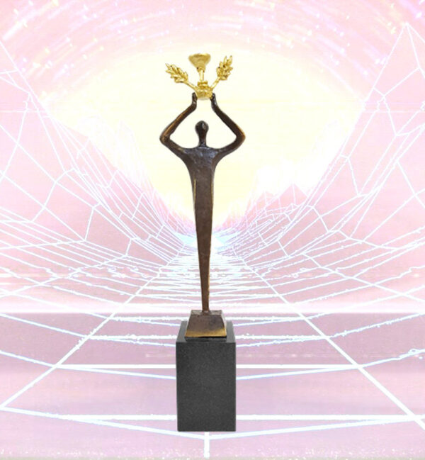 Skulptur der Champion - Tolles Geschenk zur Gratulation zum Sieg, Erfolg, Meisterschaft, Ausbildung, Studium, Berufsabschluss, Abschluss und Leistungen im Sport. Optional mit Gravur