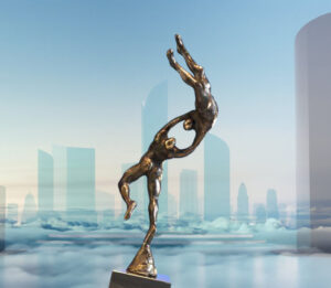 Bronze Skulptur Dynamische Zusammenarbeit - Kreatives Geschenk für Firmenkunden, Geschäftsgründung, Firmengründung, Firmenjubiläum, Geburtstag Geschäftsführung/Chef/Chefin. mit Gravur von Text und Logo