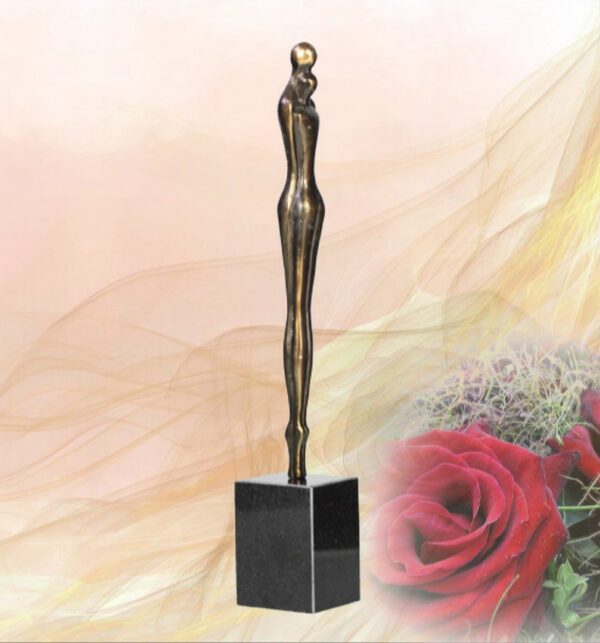 Skulptur Eng beieinander - Beliebtes und exklusives Geschenk zur Hochzeit, Geburtstag oder Jahrestag/Hochzeitstag. Mit einer persönlichen Botschaft als Gravur