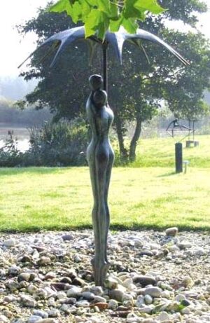 Garten Skulptur Bronze Geborgenheit Springbrunnen Wasserspiel Wasserfontäne aus hochwertigem und witterungsbeständigem Bronze.
