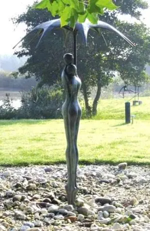 Garten Skulptur Bronze Geborgenheit Springbrunnen Wasserspiel Wasserfontäne aus hochwertigem und witterungsbeständigem Bronze.