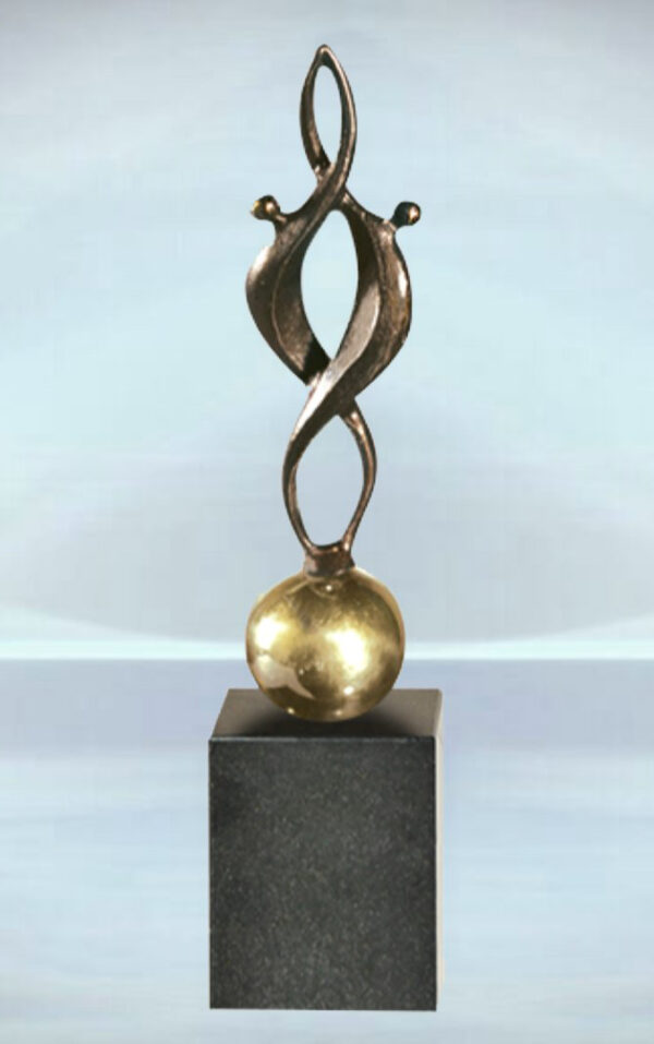 Skulptur Gemeinsam glücklich - Tolles Kunstwerk und Geschenk zur Hochzeit, Geburtstag oder verliebte Pärchen. Mit einer persönlichen Gravur für ein einzigartiges Präsent