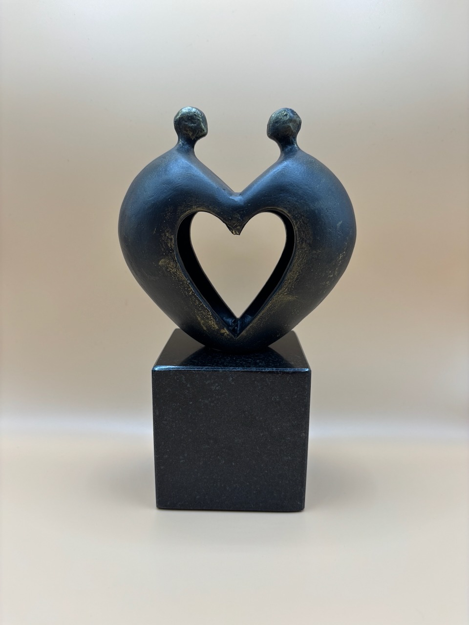 Skulptur "Im Herzen vereint" Geschenk zur Hochzeit, Partnerschaft, Verlobung, Heirat, Heiraten, Verliebte, Jahrestag, Partner, Liebe, Beziehung