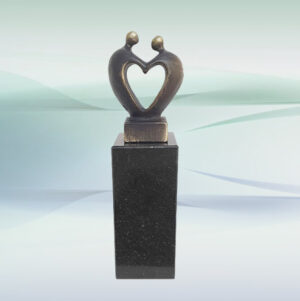Skulptur Im Herzen vereint - Beliebtes und exklusives Geschenk zur Hochzeit, zum Geburtstag und zur Partnerschaft - mit einer persönlichen Gravur individualisierbar