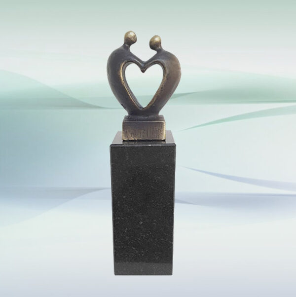 Skulptur Im Herzen vereint - Beliebtes und exklusives Geschenk zur Hochzeit, zum Geburtstag und zur Partnerschaft - mit einer persönlichen Gravur individualisierbar