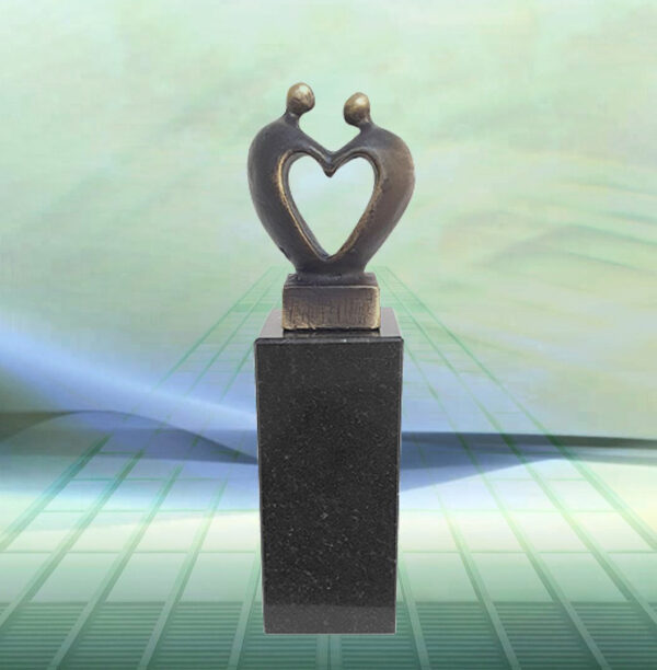 Skulptur Im Herzen vereint - Beliebtes und exklusives Geschenk zur Hochzeit, zum Geburtstag und zur Partnerschaft - mit einer persönlichen Gravur individualisierbar