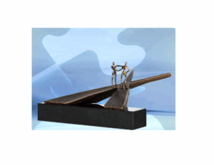 Bronze Skulptur Wege gehen auseinander - Ein besonderes Abschiedsgeschenk für Kollegen und Mitarbeiter // zur Rente oder Jobwechsel. Mit einer persönlichen Botschaft als Gravur