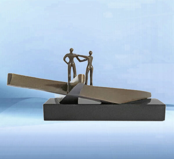 Bronze Skulptur Wege gehen auseinander - Ein besonderes Abschiedsgeschenk für Kollegen und Mitarbeiter // zur Rente oder Jobwechsel. Mit einer persönlichen Botschaft als Gravur