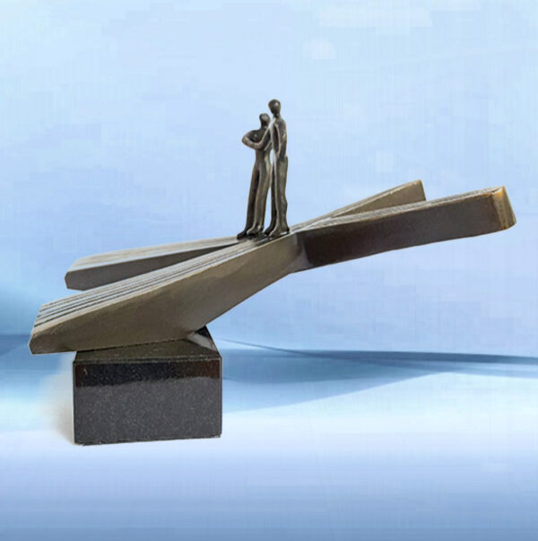 Bronze Skulptur Wege gehen auseinander - Ein besonderes Abschiedsgeschenk für Kollegen und Mitarbeiter // zur Rente oder Jobwechsel. Mit einer persönlichen Botschaft als Gravur