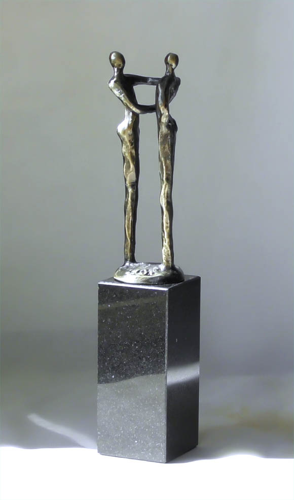 Skulptur Der Händedruck - Kreatives und exklusives Geschenk für Firmen, Business Partner, zum Firmen Jubiläum, zur Geschäftsgründung oder Geschäftsübergabe. Mit Gravur möglich