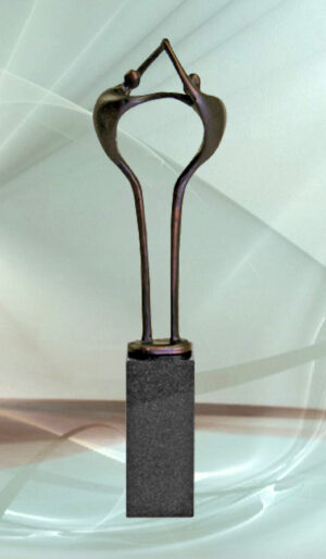 Skulptur von Mensch zu Mensch Geschenk zur Hochzeit, Hochzeitsgeschenk, Firmenjubiläum, für Geschäftskunden & Geschäftspartner, Zusammenhalt in der Familie, Wir sind ein Team.Auch mit Gravur