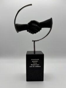 Foto einer Skulptur mit Text-Gravur